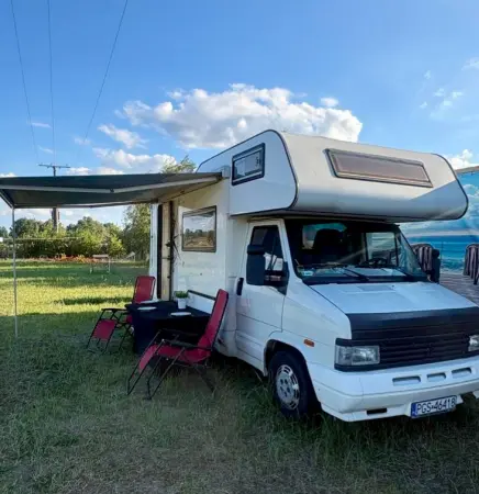 Obytný vůz PEUGEOT J5, nová karoserie a motor 2,5 td z roku 1994, posilovač řízení Pilote - Pilote 1993
