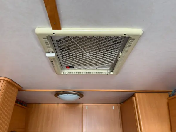 LMC 2.8JTD, 2001, držák kol, stropní ventilátor - fotografie 9