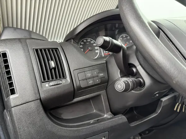 Dethleffs Trend, královská postel, markýza, držák motorky - fotografie 9