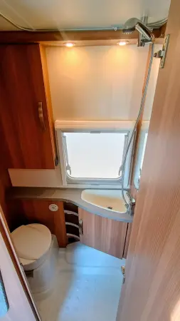 Weinsberg CaraOne W51, mover, předstan, oddělené postele - fotografie 6